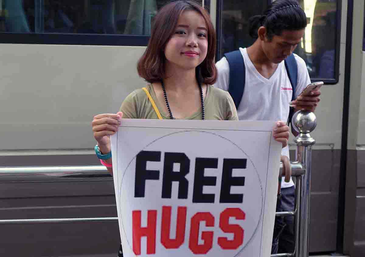 စာနာမႈကို ျပသသည့္ ေပြ႔ဖက္ျခင္း အစီအစဥ္ လူငယ္တစု စတင္