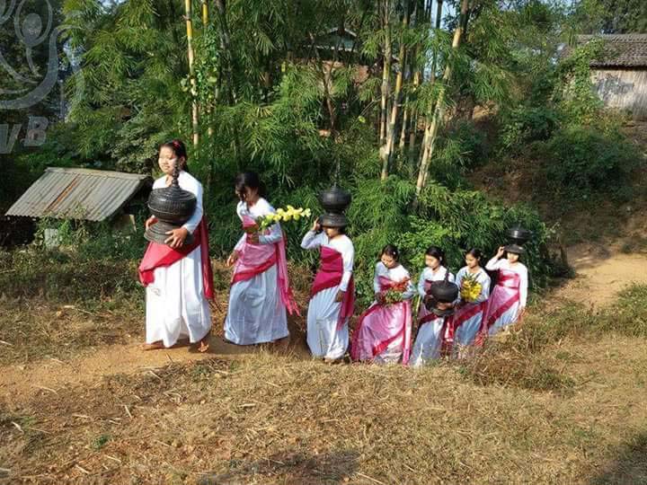 ေယာေဒသ ေတာင္သားလူမ်ဳိးမ်ား ဆြမ္းပို႔ ျမင္ကြင္း (ဓာတ္ပံု)