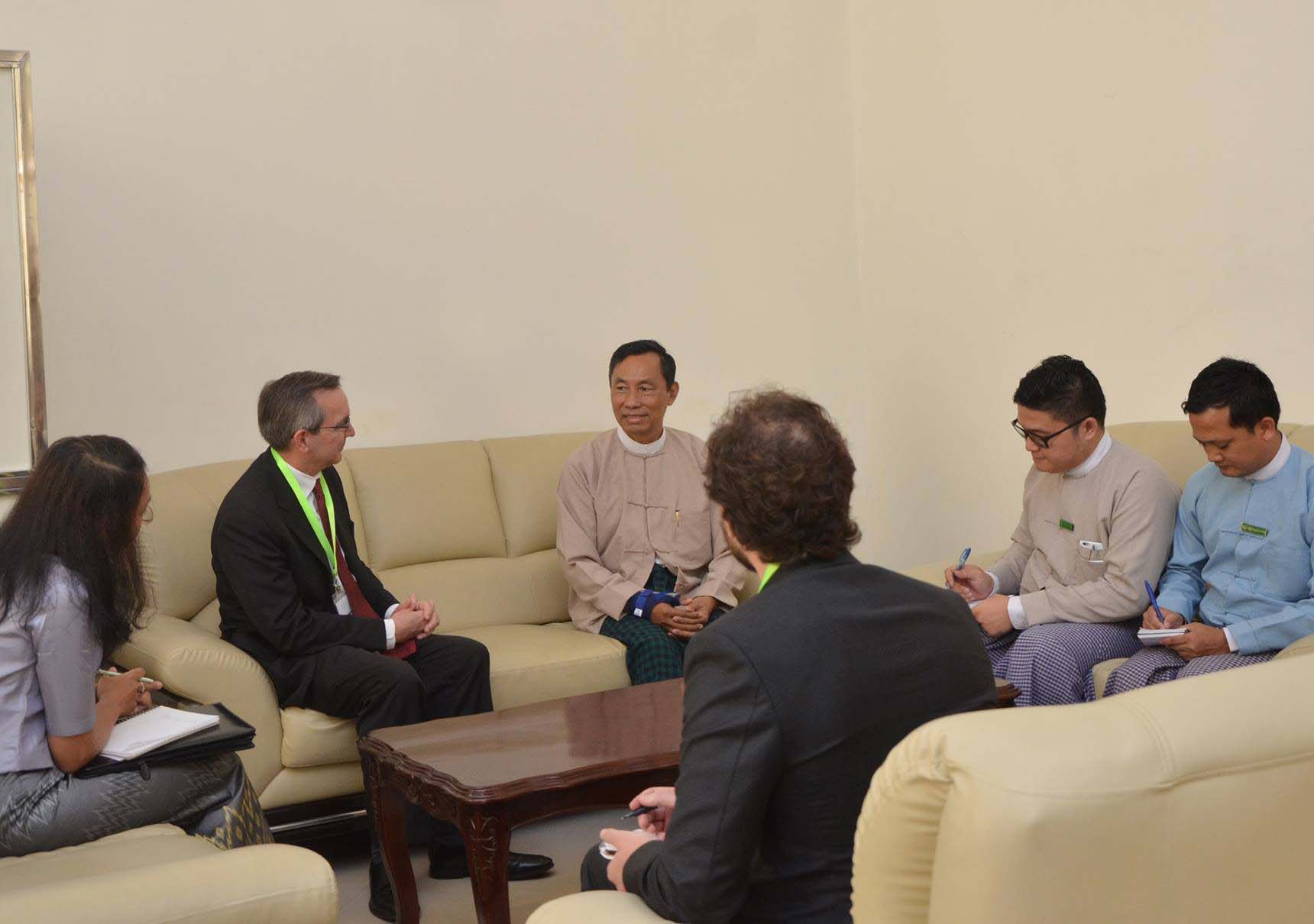 ႐ုိဟင္ဂ်ာစကားလုံးသုံးစြဲမႈ သူရဦးေရႊမန္းႏွင့္ အေမရိကန္သံအမတ္ ေဆြးေႏြး