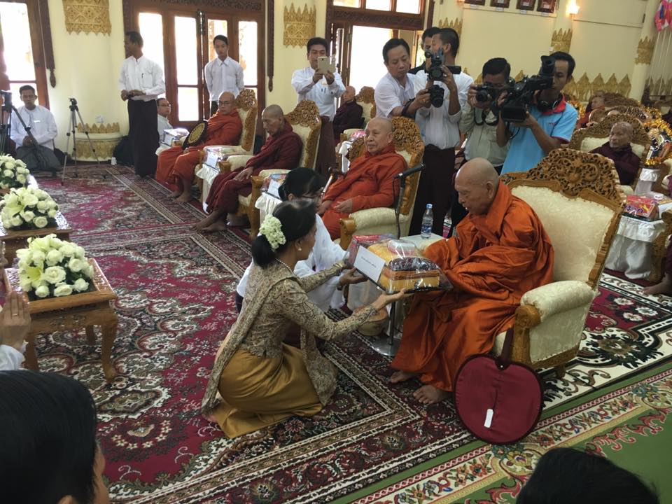 ေဒၚေအာင္ဆန္းစုၾကည္ သံဃနာယက ဆရာေတာ္ႀကီးမ်ားထံမွ ၾသ၀ါဒခံယူ (ဓာတ္ပုံ)