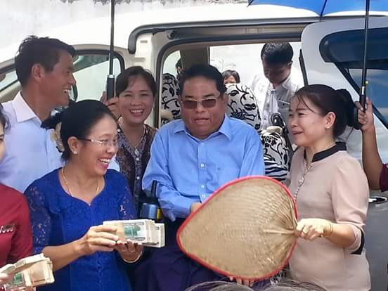 ပ်ဥ္းမနား ဆိုကၠားဆရာမ်ားကို က်ပ္သိန္း ၆၈၀ လွဴဒါန္းသူ ဦးစိုးတင့္