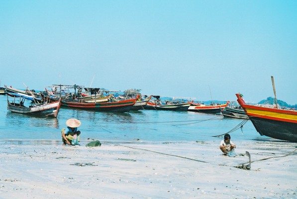 ရခုိင္တြင္ မုန္တိုင္းေၾကာင့္ ေရယာဥ္၊ သေဘၤာမ်ား ေျပးဆြဲမႈရပ္ဆိုင္း