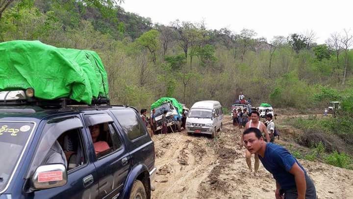 မုိးရြာသြန္းမႈေၾကာင့္ ဂန္႔ေဂါ-မုံရြာ ကားလမ္းပ်က္စီး၊ ကားအစီး ၄၀ ခန္႔ ပိတ္မိ
