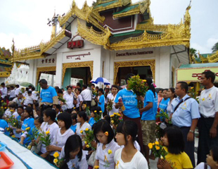 နိုင္ငံေရး အက်ဥ္းသားလြတ္ေျမာက္ေရး ၀တ္ျပုဆုေတာင္းပြဲ ေ႐ြွႊတိဂံုတြင္ ျပုလုပ္