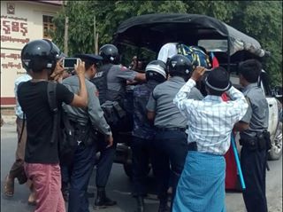 လက္ပံေတာင္းေၾကးနီစီမံကိန္းကို ဆန္႔က်င္လမ္းေလွ်ာက္ဆႏၵျပသူ ၂ ဦး ဖမ္းဆီးခံရ