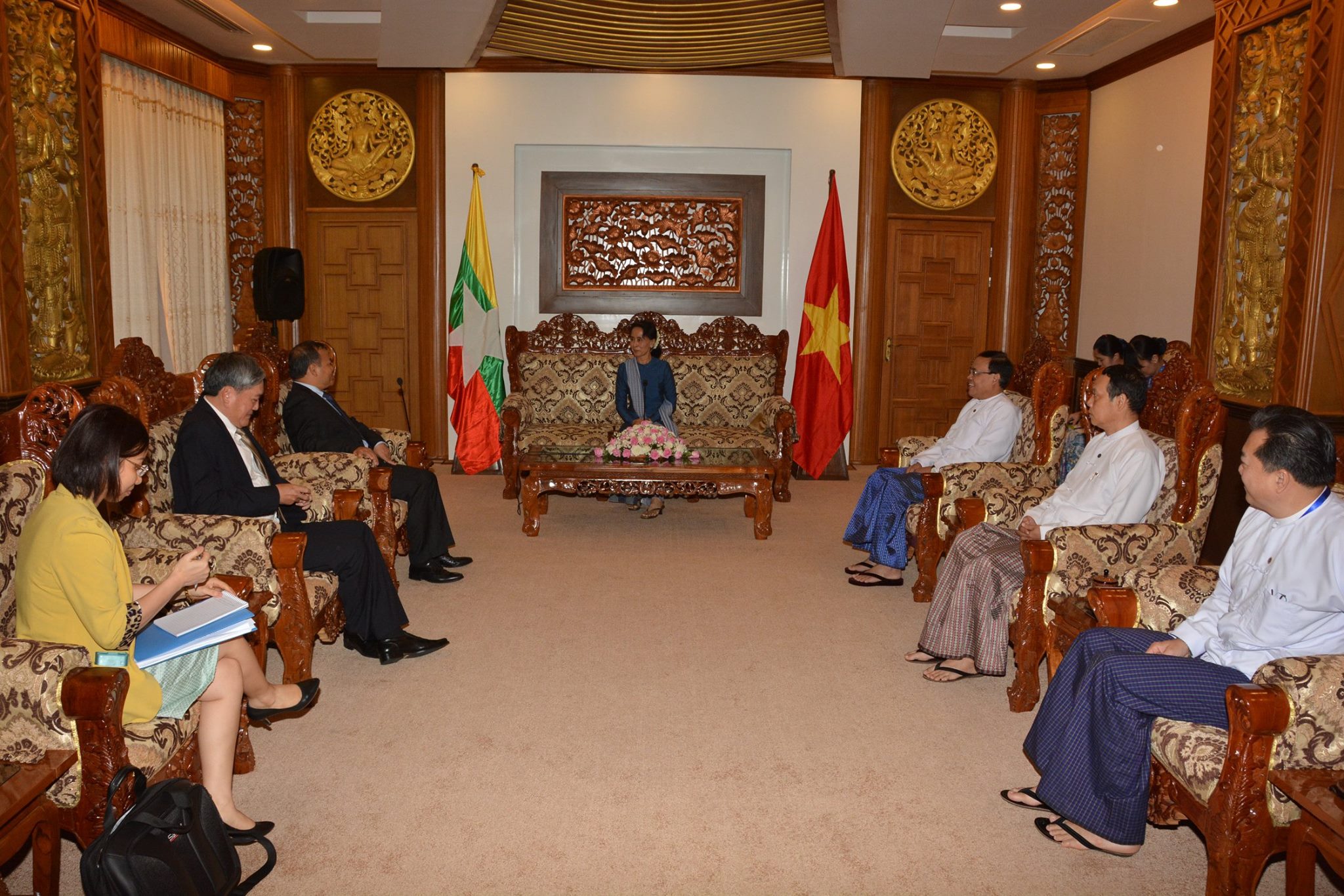 ေဒၚေအာင္ဆန္းစုၾကည္ႏွင့္ ဗီယက္နမ္ဒုႏုိင္ငံျခားေရး၀န္ႀကီး ေဆြးေႏြး