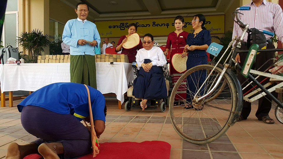 ေ၀ႆ      ႏၱရာ ဦးစုိးတင့္ ဆုိက္ကားဆရာမ်ားကုိ သိန္း ၆၁၀ ထပ္မံလႉဒါန္း