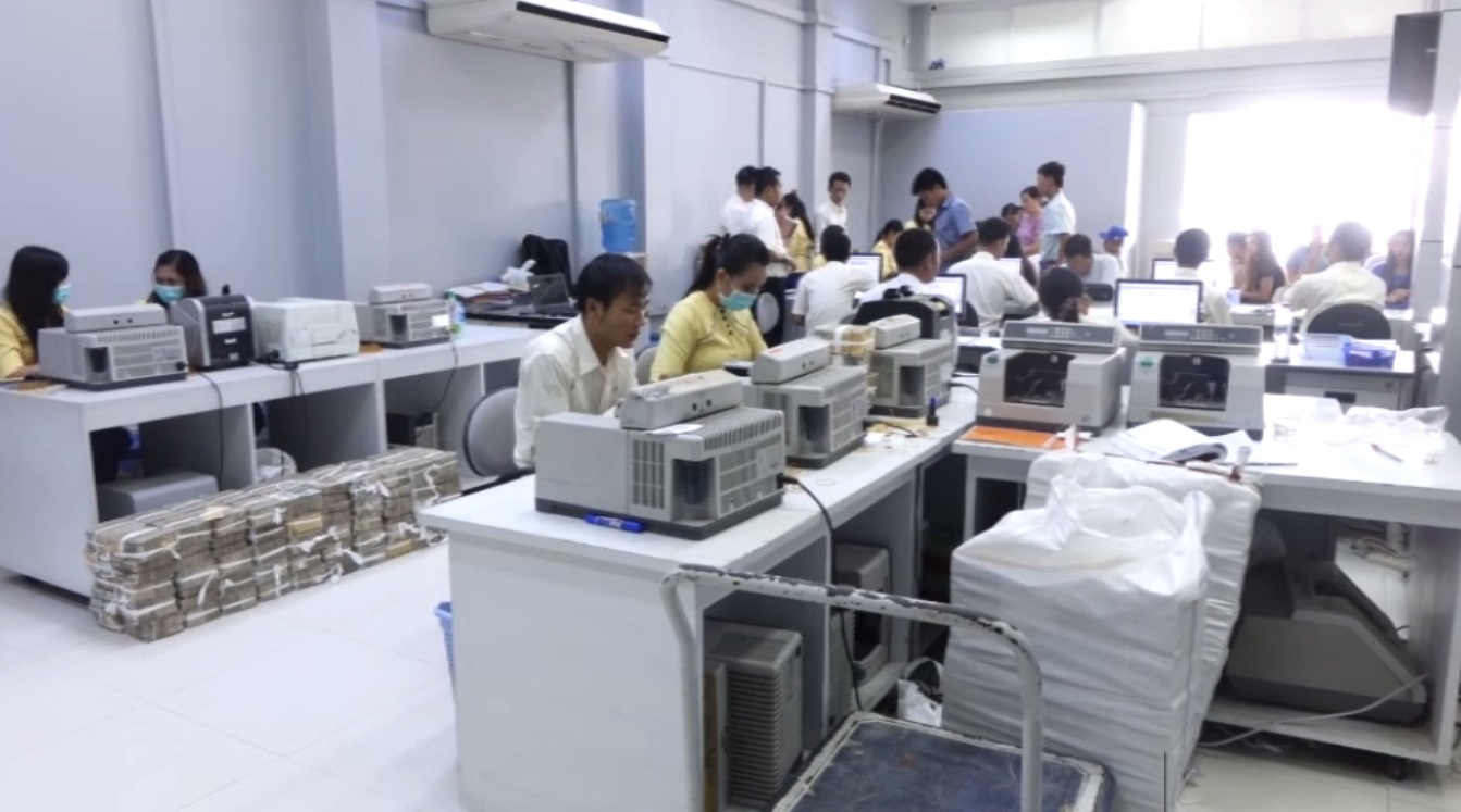 အစုိးရက ေငြစကၠဴအသစ္မ်ား ႐ုိက္ထုတ္ရဦးမည္ဟု စီးပြားေရးပညာရွင္မ်ား သုံးသပ္