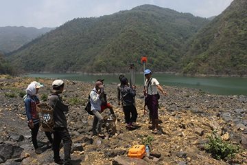 ကေလးၿမိဳ႕ျပည္သူမ်ား စိုးရိမ္ေနသည့္ ဟန္ကင္သဘာ၀ ေျမၿပိဳကန္တြင္းရွိေရမ်ား ေဖာက္ခ်မည္