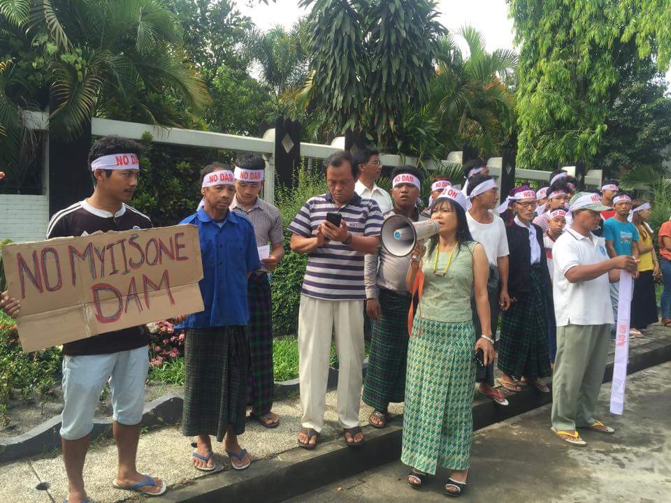 ျမစ္ဆုံစီမံကိန္းရပ္တန္႔ေရး ျမစ္ႀကီးနားတြင္ ကန္႔ကြက္ဆႏၵျပ