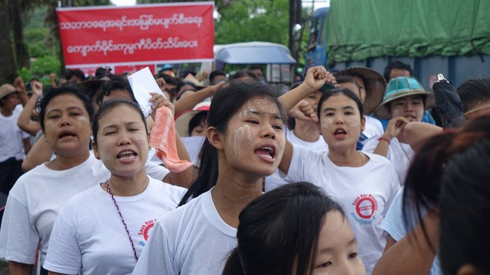 ေက်ာက္ထုတ္လုပ္ေရးလုပ္ငန္း ရပ္ဆုိင္းေပးရန္ ေပါင္ၿမိဳ႕နယ္တြင္ ဆႏၵျပ (ဓာတ္ပုံ)
