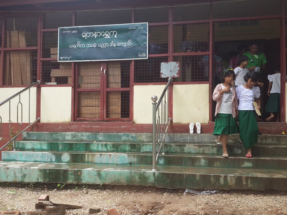 စစ္ေဘးေရွာင္ ကေလးငယ္မ်ား စားေရးေသာက္ေရး အခက္ေတြ႔ (သတင္းဓာတ္ပုံ)