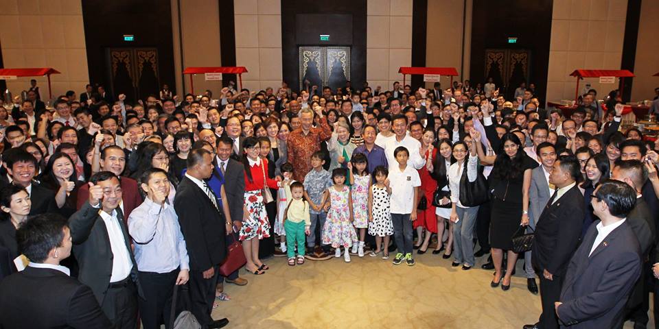 ျမန္မာႏုိင္ငံရွိ စင္ကာပူႏိုင္ငံသား ၃၀၀ ခန္႔ႏွင့္ လီရွန္လြန္း ေတြ႔ (ဓာတ္ပုံ)