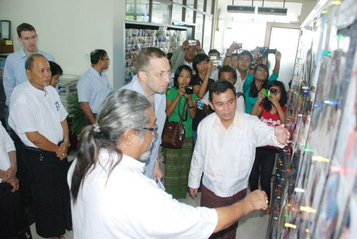 အေမရိကန္အထူးကိုယ္စားလွယ္ လူမႈေရးလုပ္ငန္းမ်ား​ကို ေလ့လာ