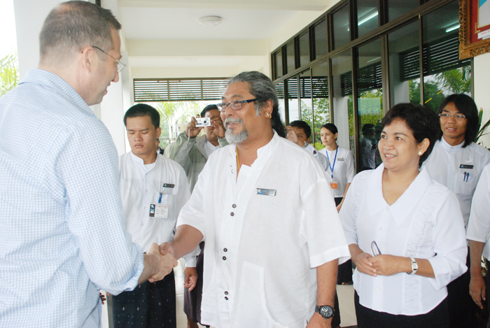 အေမရိကန္အထူးကုိယ္စားလွယ္ လူမႈေရးလုပ္ငန္းမ်ားကုိ ေလ့လာ (ဓာတ္ပုံ)