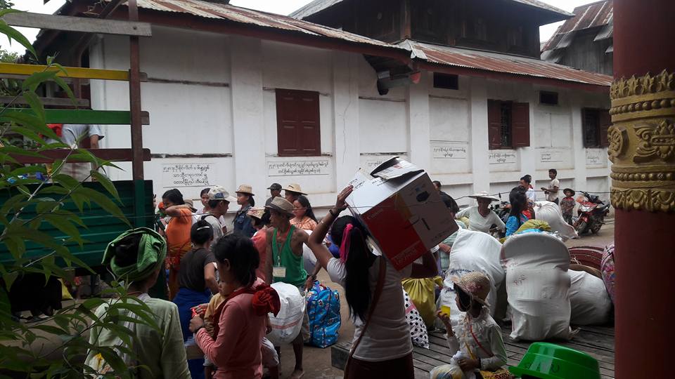 သီေပါၿမိဳ႕ေပၚက စစ္ေျပးဒုကၡသည္ ၃၀၀ ခန္႔ျပန္ပုိ႔