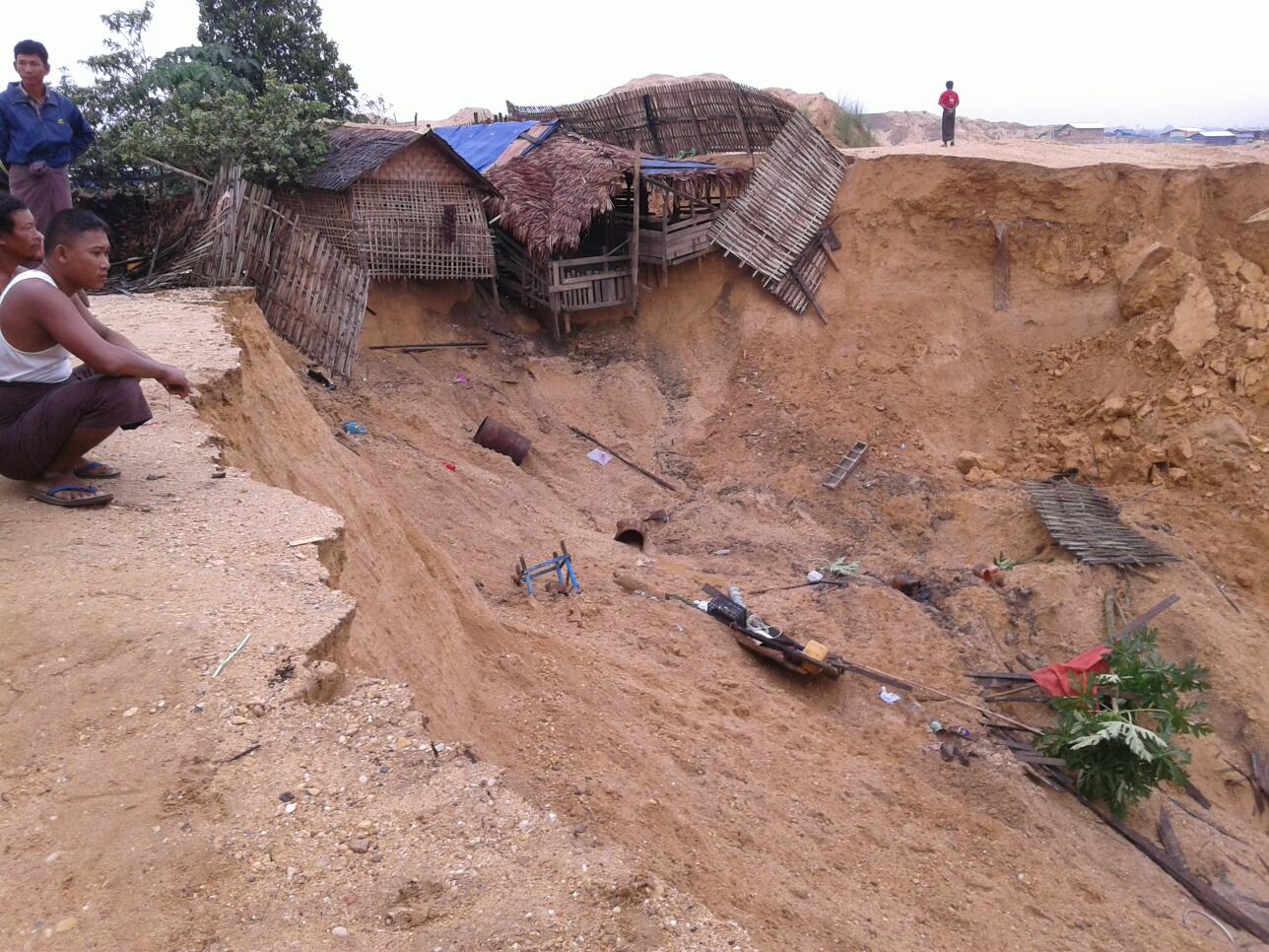 ဟုမၼလင္းၿမိဳ႕နယ္တြင္ ေရႊေမ်ာတိုက္ရာက ေျမၿပိဳ၊ လူေနအိမ္ ၁ လံုး ပါ၀င္