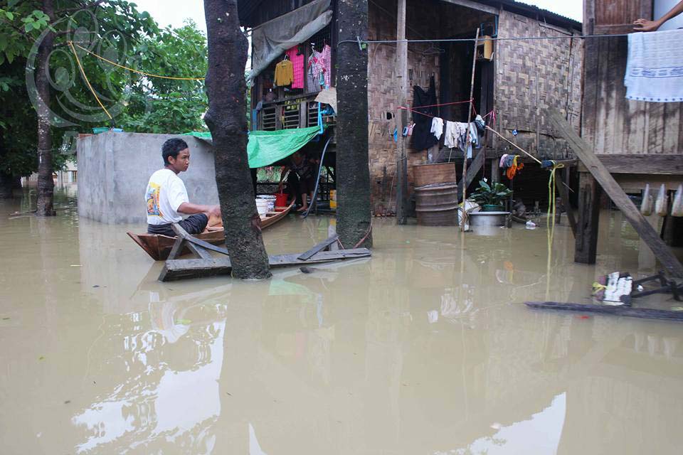 ပဲခူးတြင္ မိုးသည္းထန္စြာ ရြာသြန္းမႈေၾကာင့္ ေနအိမ္မ်ား ေရနစ္ျမဳပ္ (ဓာတ္ပံု)