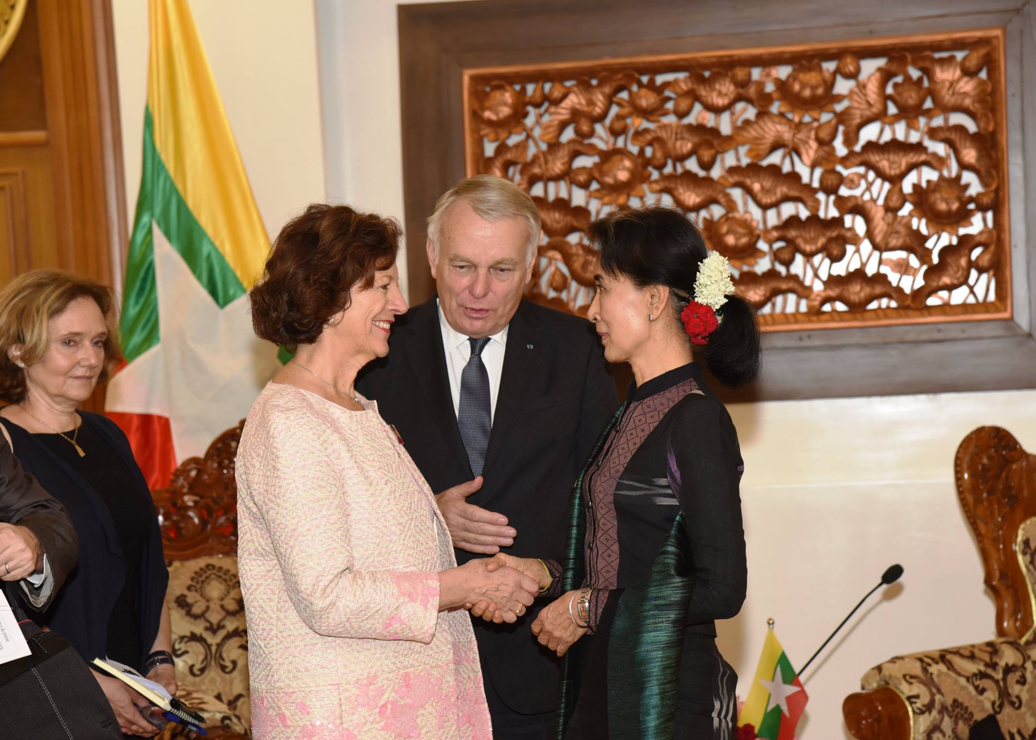 ျပင္သစ္ႏိုင္ငံျခားေရး၀န္ႀကီး ျမန္မာေခါင္းေဆာင္မ်ားႏွင့္ ေတြ႔ဆံု၊ ယူ႐ုိသန္း ၂၀၀ ကူညီမည္