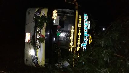 ရန္ကုန္ -မႏၲေလးအျမန္လမ္းတြင္ မွန္လံုယာဥ္ တိမ္းေမွာက္၊ ၁၃ ဦး ဒဏ္ရာရ