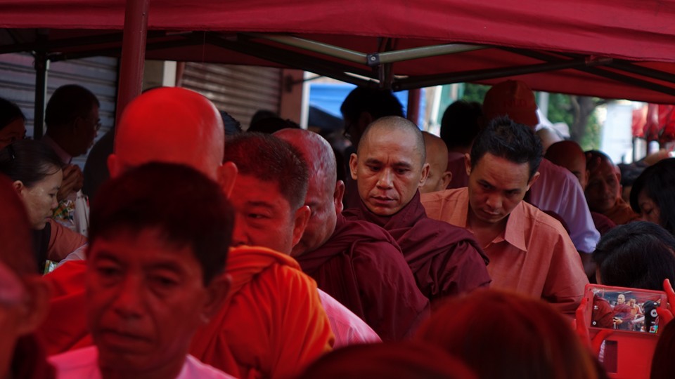 ေဒၚေအာင္ဆန္းစုၾကည္ ၇၁ ႏွစ္ျပည့္ေမြးေန႔ အ႐ုဏ္ဆြမ္းေလာင္းလႉ (ဓာတ္ပုံ)