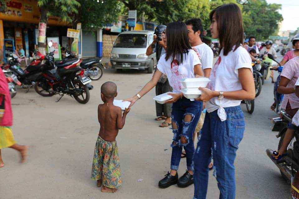 ေဒၚေအာင္ဆန္းစုၾကည္ေမြးေန႔ ဂုဏ္ျပဳေသာအားျဖင့္ လမ္းေဘးေတာင္းရမ္းသူမ်ားကို ထမင္းဘူးမ်ားေဝငွ (သတင္းဓာတ္ပုံ)