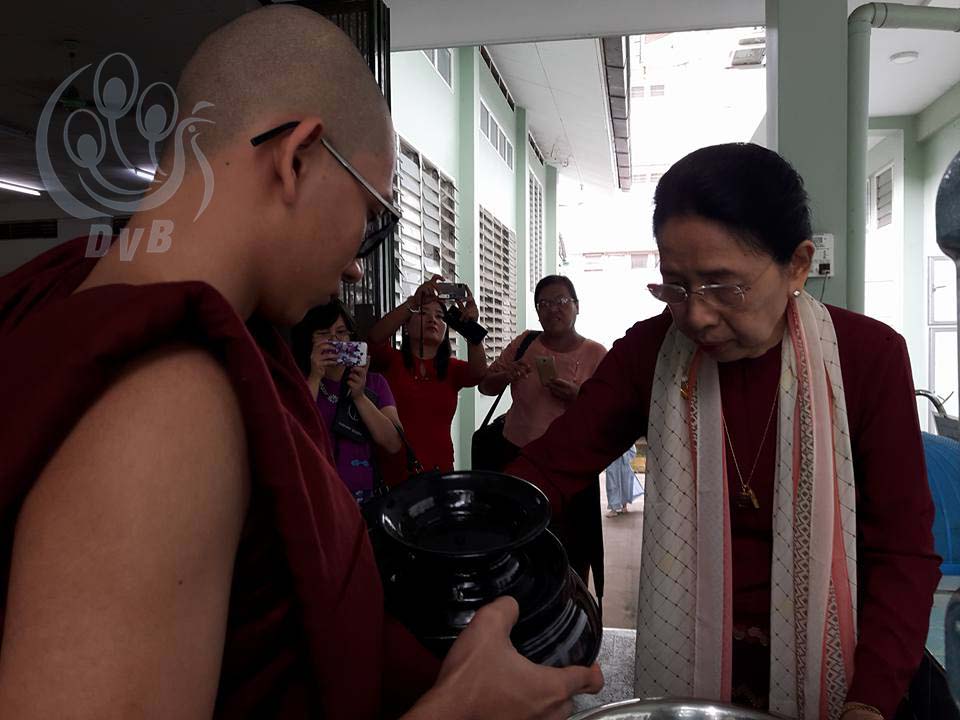 ဦးႏုကြယ္လြန္ျခင္း ၂၁ ႏွစ္ျပည့္ႏွင့္ ၁၀၉ ႏွစ္ျပည့္ေမြးေန႔ စုေပါင္းအလွဴျပဳလုပ္ (ဓာတ္ပံု)