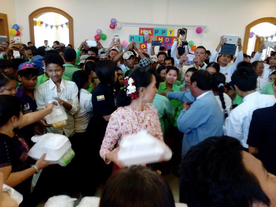 ေဒၚေအာင္ဆန္းစုၾကည္ ေမြးေန႔ပဲြ လႊတ္ေတာ္၀င္းအတြင္း ျပဳလုပ္ (ဓာတ္ပံု)