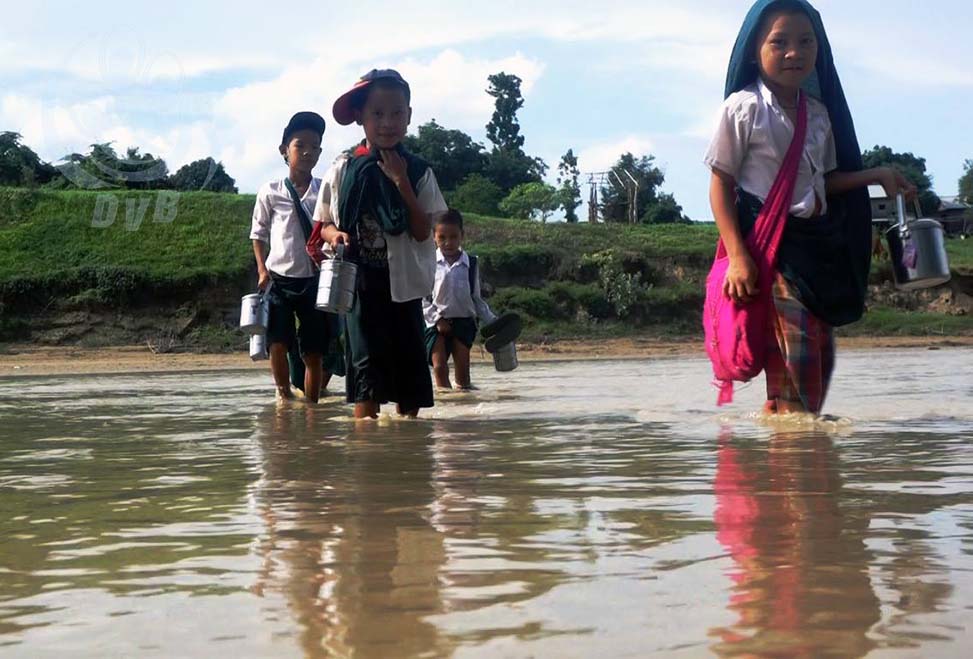 သရက္ၿမိဳ႕နယ္ ေက်းရြာတခုတြင္ တံတားမရွိသျဖင့္ ေက်ာင္းသားမ်ား အခက္ႀကံဳ