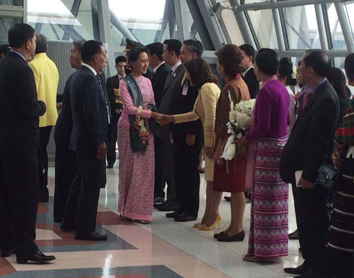 ေဒၚေအာင္ဆန္းစုၾကည္ ထိုင္းႏိုင္ငံ သုု၀ဏၰဘူမိ ေလဆိပ္ေရာက္ရွိ (ဓာတ္ပံု)