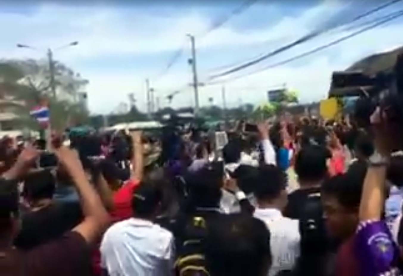 ေဒၚေအာင္ဆန္းစုၾကည္ႏွင့္ ေတြ႔ဆုံမည့္ အလုပ္သမားေတြ ခန္းမထဲ၀င္မရ