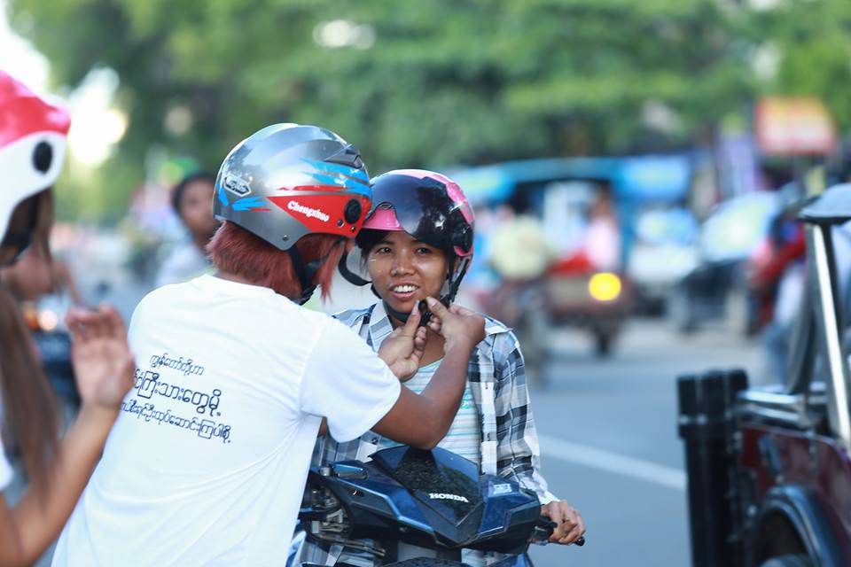 ႏိုင္ငံႀကီးသားပီသစြာ ဆိုင္ကယ္စီးလၽွင္ ဦးထုပ္ေဆာင္းၾကစို႔