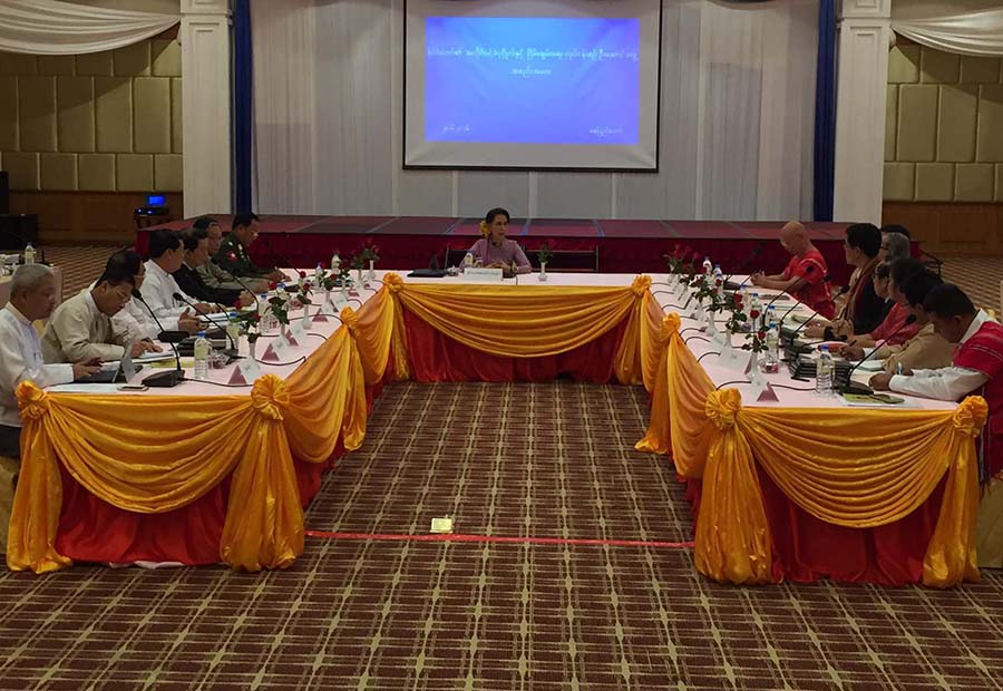 ေဒၚေအာင္ဆန္းစုၾကည္ႏွင့္ အပစ္ရပ္လက္နက္ကိုင္ ၈ ဖြဲ႔ စတင္ေတြ႔ဆံု