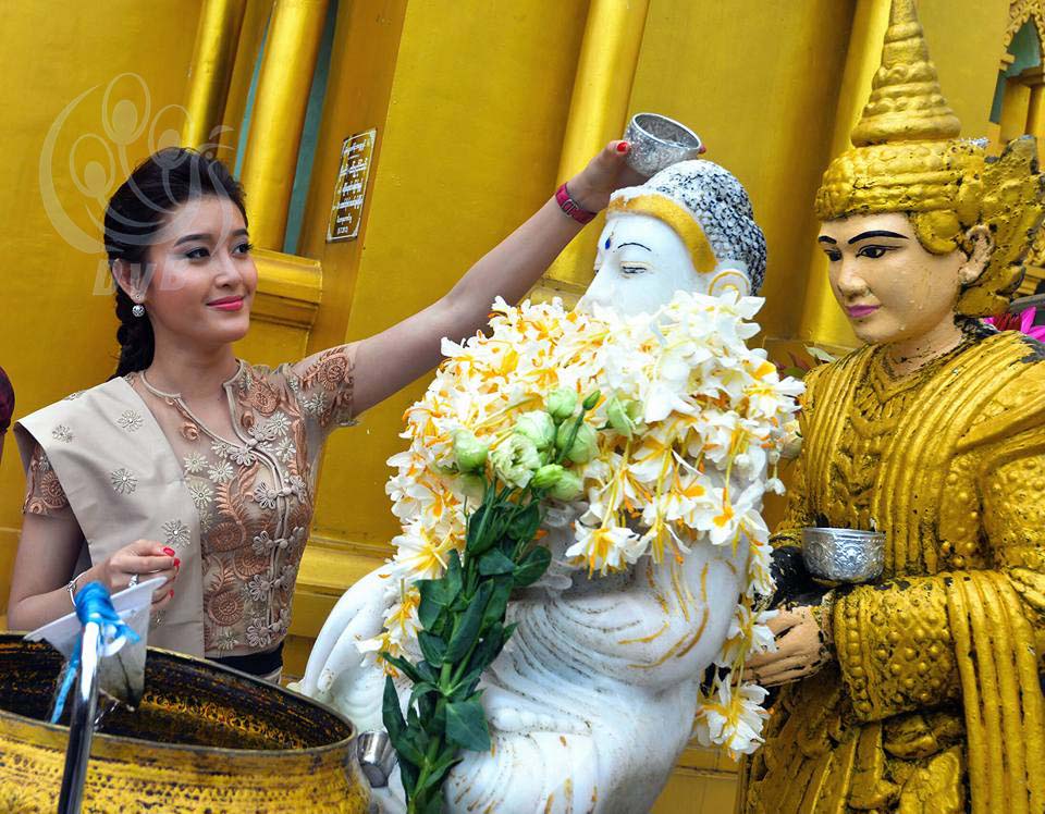 ဗီယက္နမ္အလွမယ္ ေရႊတိဂံုေစတီေတာ္သို႔ သြားေရာက္ဖူးေမွ်ာ္ (ဓာတ္ပံု)