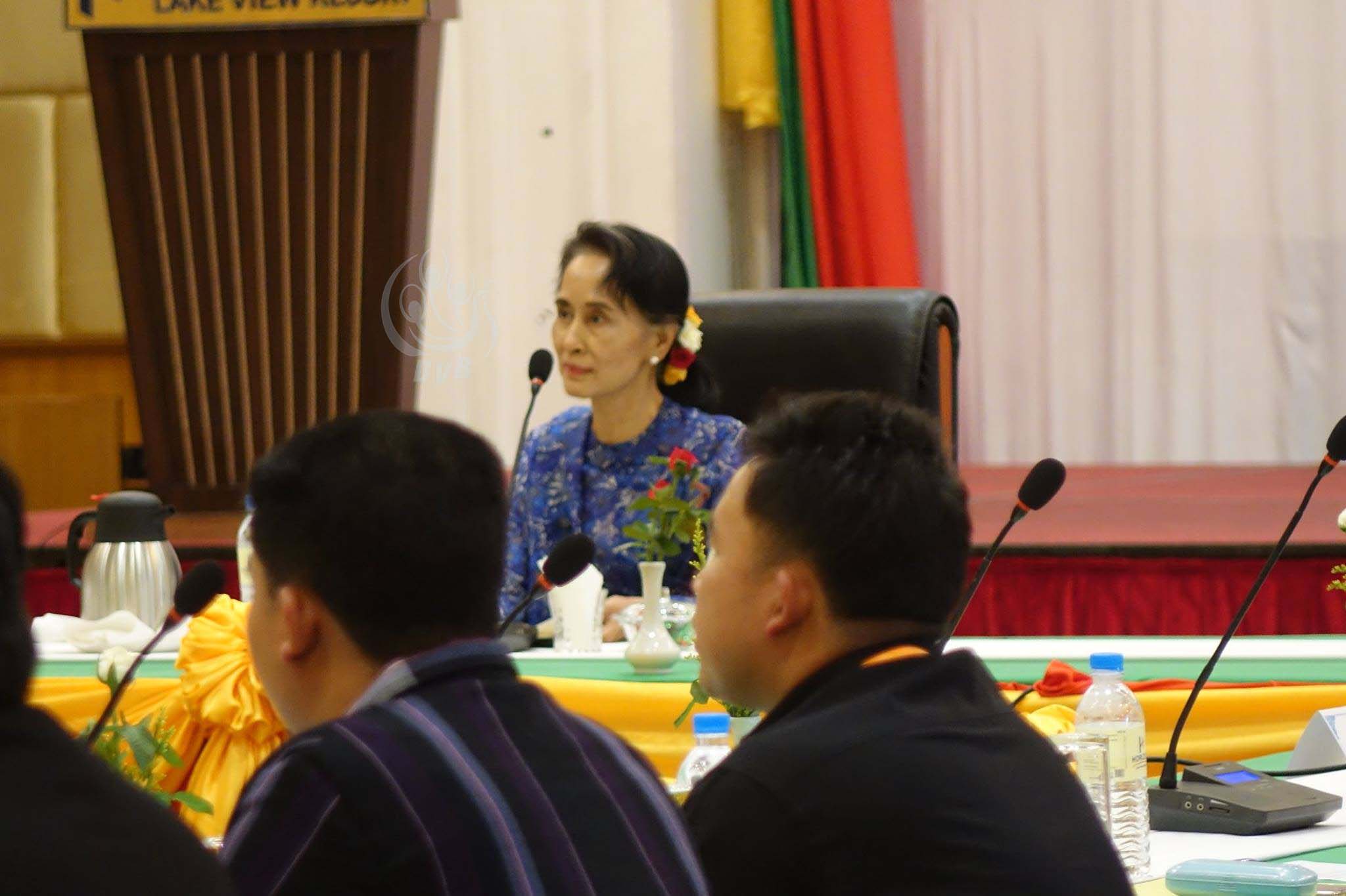 ႏိုင္ငံေရးလုပ္ငန္းစဥ္တြင္ ၿငိမ္းခ်မ္းေရးကို နံပါတ္ ၁ အျဖစ္ေဆာင္ရြက္ရန္ ေဒၚေအာင္ဆန္းစုၾကည္ လမ္းညႊန္