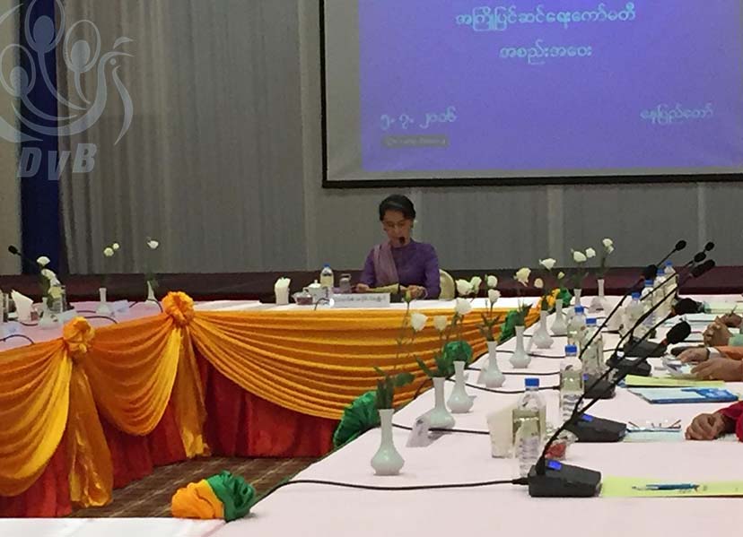 ပင္လံုညီလာခံ အႀကိဳျပင္ဆင္ေရးအစည္းအေ၀း ေဒၚေအာင္ဆန္းစုၾကည္ တက္ေရာက္