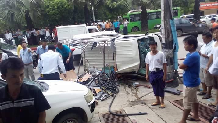စီတီးမတ္ေရွ႕တြင္ မီနီထရပ္ကားတစီး လမ္းေဘးအငွားယာဥ္ကို တိုက္မိၿပီး တိမ္းေမွာက္
