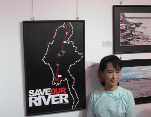 ဧရာ၀တီေကာက္ေၾကာင္း အနုပညာျပပြဲ ေဒၚေအာင္ဆန္းစုၾကည္ ၾကည့္႐ႈအားေပး