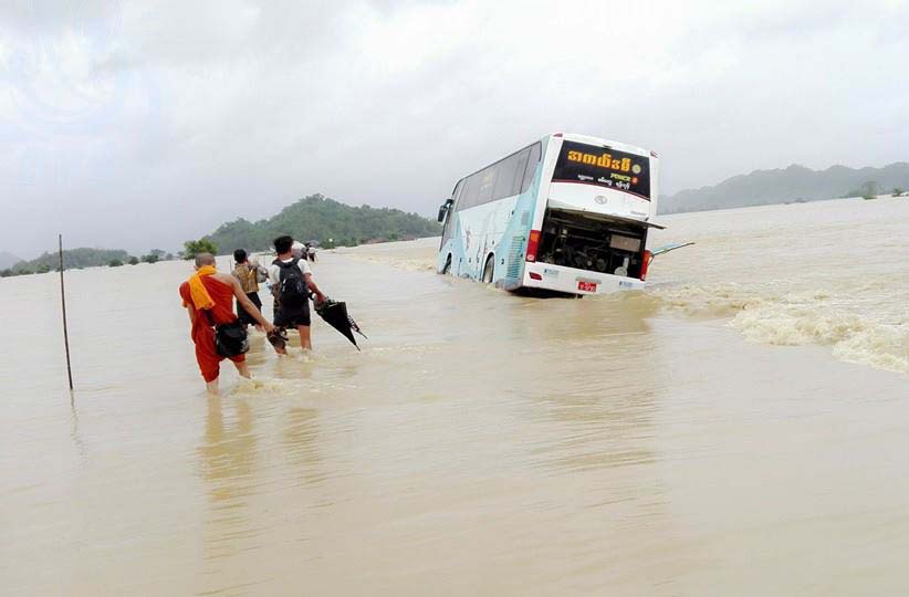 ေရႀကီးမႈေၾကာင့္ အမ္းၿမိဳ႕နယ္ ကဇုေခ်ာင္အနီးလမ္းမေပၚ လူ ၁၀၀၀ ခန္႔ ပိတ္မိေန