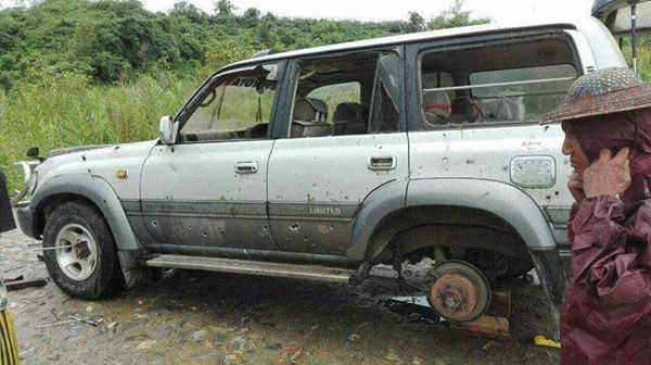 မုိးေကာင္းၿမိဳ႕နယ္အတြင္း ကားတစီး ေဖာက္ခြဲခံရ၊ ၂ ဦးဒဏ္ရာရ