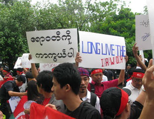 ျမစ္ဆုံစီမံကိန္းရပ္တန့္ရန္ မေလး႐ွားေရာက္ ျမန္မာမ်ား ဆနၵျပ (ဓာတ္ပံု)