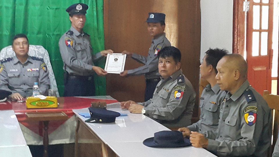ကေလးၿမိဳ႕ ေရႊဆိုင္ဓားျပမႈတြင္ တာဝန္ေက်စြာထမ္းေဆာင္ခဲ့သည့္ ရဲတပ္ဖြဲ႔ဝင္မ်ားကို ဆုခ်ီးျမႇင့္