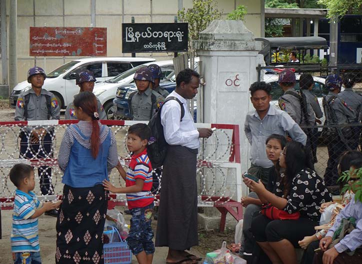 တရား႐ုံးကို မထီမဲ့ျမင့္ျပဳလုပ္မႈျဖင့္ စစ္ကိုင္းအလုပ္သမားမ်ားကို ျပစ္ဒဏ္ခ်မွတ္