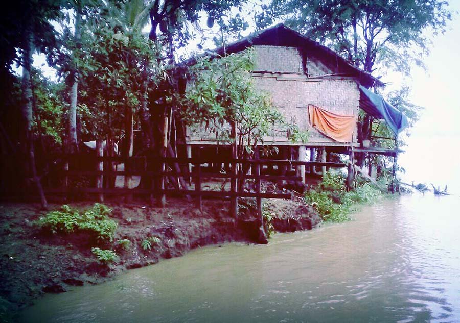 ေဖာင္းျပင္ၿမိဳ႕နယ္တြင္ ကမ္းပါးၿပိဳ၍ ေနအိမ္မ်ား ေျပာင္းေရႊ႕