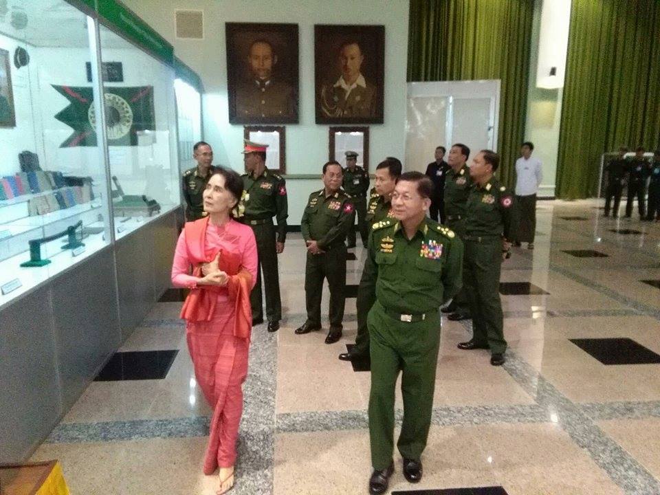ေဒၚေအာင္ဆန္းစုၾကည္ႏွင့္ ဗိုလ္ခ်ဳပ္မွဴးႀကီး မင္းေအာင္လိႈင္တို႔ စစ္သမိုင္းျပတိုက္ေလ့လာ