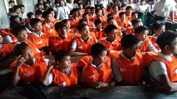 ေန႔စဥ္ ျမစ္ျဖတ္ကူးေက်ာင္းတက္ေနရသည့္ ေက်ာင္းသား/သူမ်ားကို Life Jacket မ်ားလွဴဒါန္း