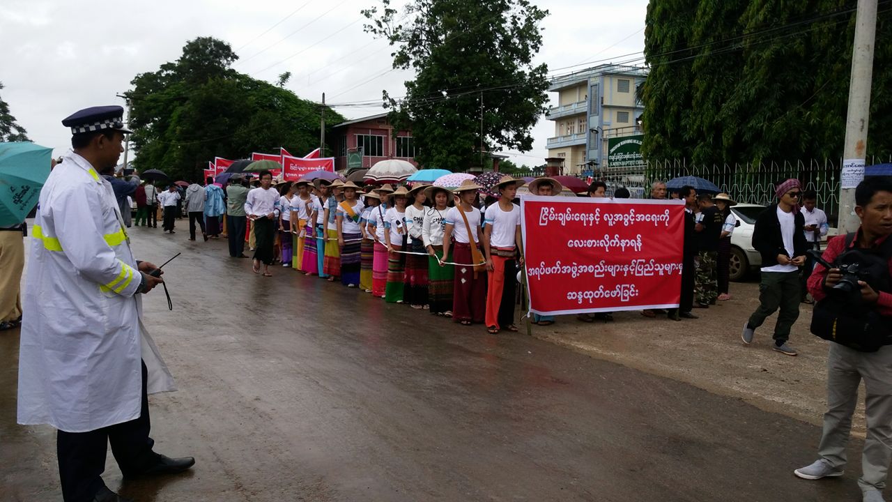 အရပ္သားမ်ား ပစ္မွတ္ထား တိုက္ခိုက္ခံေနရတာရပ္တန္႔ေပးေရး လူေထာင္ခ်ီဆႏၵျပ