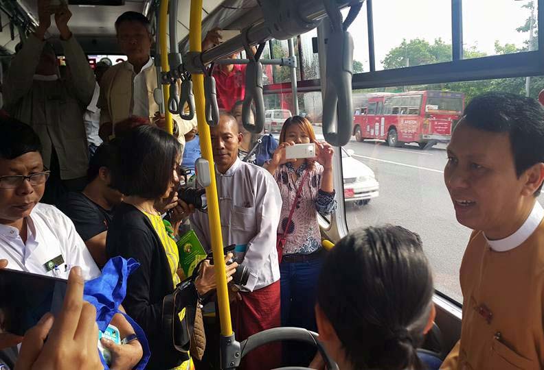 ၀န္ႀကီးခ်ဳပ္ ဦးၿဖိဳးမင္းသိန္း ဘတ္စ္ကားစီးၿပီး ျပည္သူ႔အခက္အခဲသိေအာင္ႀကိဳးပမ္း