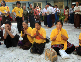 ေ႐ြွႊ၀ါေရာင္ေတာ္လွန္ေရး ေလးနွစ္ျပည့္ ၀တ္ျပုဆုေတာင္း