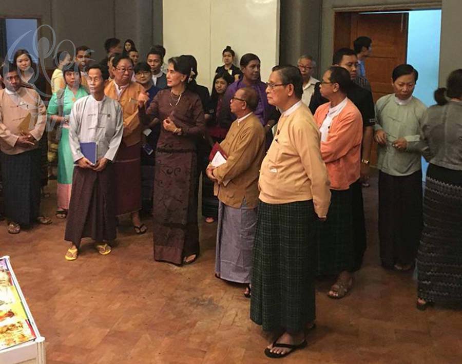 ေဒၚေအာင္ဆန္းစုၾကည္ ပန္းခ်ီဦးမာလာ၏ ေခတ္စုံအလွစုံပန္းခ်ီျပပြဲသို႔ ၾကည့္ရႈ (ဓာတ္ပံု)